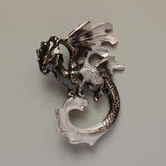 Брошка кулон Дракон чорна та сіра емаль сріблястий метал 42х58мм купити біжутерію дешево в інтернеті