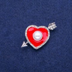 Брошка Серце з червоною емаллю, білими стразами і намистиною 25х42мм, сріблястий метал купити біжутерію дешево