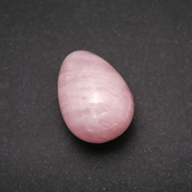 Яйце сувенір з натурального каменю Рожевий Кварц d-35х25+-мм купити біжутерію дешево в інтернеті