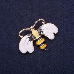 Брошка Бджола метелик емаль колір білий жовтий сірий чорний 41х30мм золотистий метал купити біжутерію дешево в