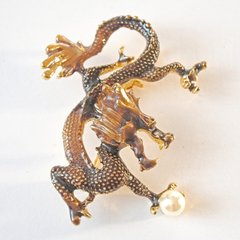 Брошка Дракон коричнева та бежева емаль, біла намистина, золотистий метал 41х51мм купити біжутерію дешево в