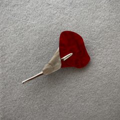 Брошка Квітка Кали червоний та сірий перламутр срібний метал 76х44 мм+- купити біжутерію дешево в інтернеті