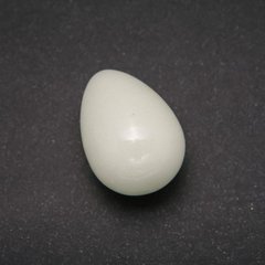 Яйцо сувенир из натурального камня Оникс бирюзовое свечение d-35х25+-мм