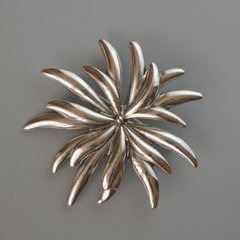 Брошка кулон Квітка Хризантема сріблястий метал 60х60мм купити біжутерію дешево в інтернеті