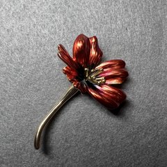 Брошка Квітка Космея червона емаль, золотистий метал 34х52мм купити біжутерію дешево в інтернеті