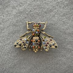 Брошка Метелик зі стразами та асорті каміння золотистий метал 49х38 мм+- купити біжутерію дешево в інтернеті
