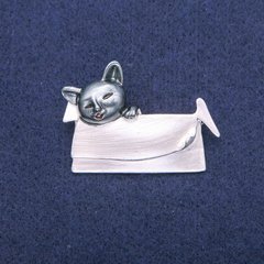 Брошка Кулон Котик в сумочці з перламутровою і сірою емаллю, сріблястий метал 33х45мм купити біжутерію дешево
