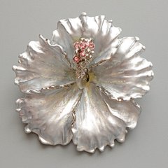 Брошка кулон Квітка Петунія сіра матова емаль, рожеві стрази, блискітки, сріблястий метал 51х51мм купити