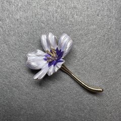 Брошка Квітка Космея блакитна емаль, золотистий метал 34х52мм купити біжутерію дешево в інтернеті