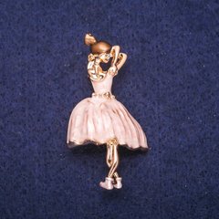 Брошь Балерина с перламутровой и коричневой эмалью, золотистый металл 24х46мм купить оптом дешево в интернет