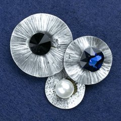 Брошь с кристаллами и бусиной серебристый металл 55х45мм+- купить бижутерию дешево