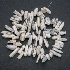 Нитка натурального каменю Кахолонг крихта "голка" d-20х8мм L-40см + - купити біжутерію дешево в інтернеті