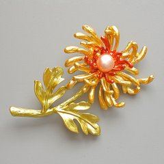 Брошка кулон Квітка Хризантема жовта та червона матова емаль, біла намистина, золотистий метал 40х61мм купити
