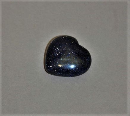 Сувенірний камінь Авантюрин Синій Пісок Ніч Каїра у формі серця 37х40(+-)мм купити біжутерію дешево в