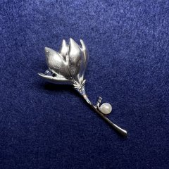 Брошка Квітка Магнолія сріблясті стрази, емаль, намистина, метал 29х65мм купити біжутерію дешево в інтернеті