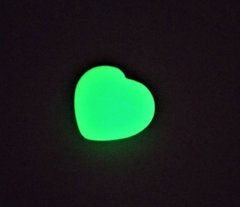 Сувенірний камінь Онікс зелене світіння у формі серця 37х40(+-)мм купити біжутерію дешево в інтернеті