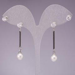 Сережки пусети на дві дірки з перлинами (іміт.) на ланцюжках і білими стразами, колір металу срібло, 46мм