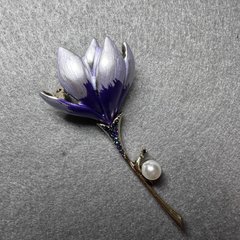 Брошка Квітка Магнолія бузкова та фіолетова емаль, сині стрази, біла намистина, золотистий метал 29х65мм
