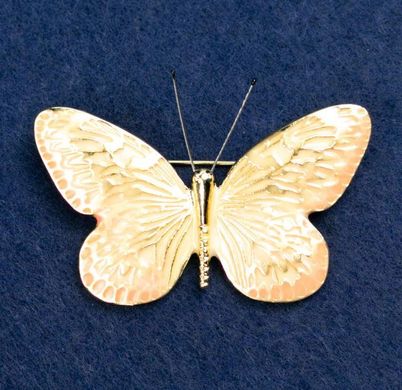 Брошка "Метелик" емаль персикового кольору , золотий колір металу 55х39мм купити біжутерію дешево в інтернеті