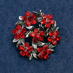 Брошка Вінок з квітами, з червоними стразами , срібний метал 36х36мм купити біжутерію дешево в інтернеті