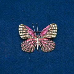 Брошка Метелик золотистий метал, рожеві, золотисті і білі стрази 38х47мм + - купити біжутерію дешево в