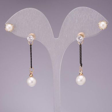 Сережки-пусети на дві дірки з перлами (іміт.) на чорних ланцюжках і білими стразами, колір металу срібло, 40мм