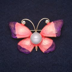 Брошка Метелик 47х30мм стрази емаль колір білий фіолетовий рожевий метал золотистий купити біжутерію дешево в