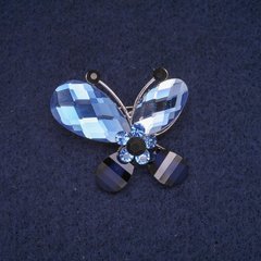 Брошка Метелик з синіми і чорними кристалами, сріблястий метал 28х32мм купити біжутерію дешево в інтернеті