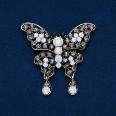 Брошка Метелик білі матові і сірі стрази, метал сріблястий темний 35х48мм + - купити біжутерію дешево в