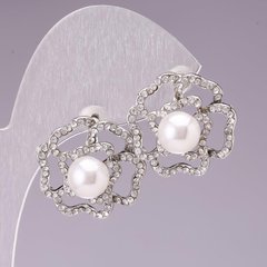 Сережки-пусети Роза, з білим перлами (іміт.) і стразами (метал під срібло) 2см купити біжутерію дешево в