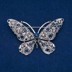 Брошка Метелик сріблястий метал, сині і білі стрази 46х70мм + - купити біжутерію дешево в інтернеті