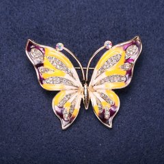 Брошка Метелик білі стрази фіолетова, жовта емаль 42х56мм жовтий метал купити біжутерію дешево в інтернеті