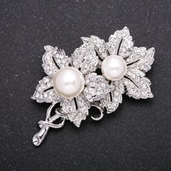 Брошка перлова Квіти колір "біле срібло" 57х33мм купити біжутерію дешево в інтернеті