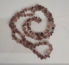 Намистини Полуничний кварц натуральний камінь, крихта на волосіні d 8х3мм(+-) L-86см+- купити біжутерію дешево