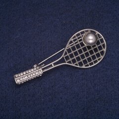 Брошь Тенисная ракетка с мячем бусиной, серебристый металл, белые стразы 22х56мм