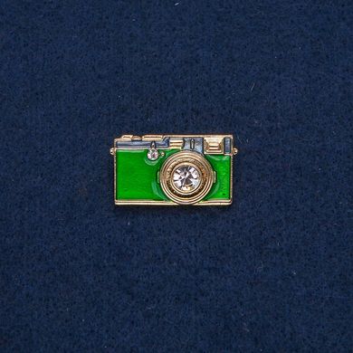 Брошка Фотоапарат золотистий метал із зеленою емаллю і білими каменями 30х17 мм + - купити біжутерію дешево в