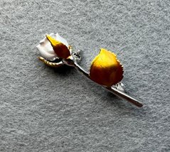 Брошка Троянда біла та жовта емаль золотистий метал 42х16мм купити біжутерію дешево в інтернеті