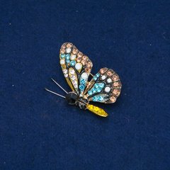 Брошка Метелик золотистий метал, різнокольорові стрази 40х28мм + - купити біжутерію дешево в інтернеті