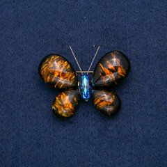 Брошка Метелик золотистий метал з синьою стразою і ім. темний бурштин 50х35мм + - купити біжутерію дешево в