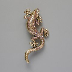 Брошка Ящірка рожеві стрази хамелеон золотистий метал 29х63мм купити біжутерію дешево в інтернеті