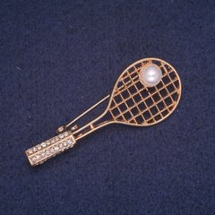 Брошь Тенисная ракетка с мячем бусиной, золотистый металл, белые стразы 22х56мм