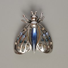 Брошка кулон Метелик синій кристал, різнокольорові стрази, сряблястий метал 44х48мм купити біжутерію дешево в