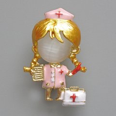 Брошка кулон Медсестра біле котяче око, рожева та біла емаль, золотистий метал 23х36мм купити біжутерію дешево