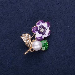 Брошка Квітка з перловою намистиною емаль стрази колір білий зелений фіолетовий 32х23мм золотистий метал