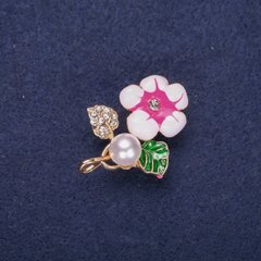 Брошка Квітка з перловою намистиною емаль стрази колір білий зелений малиновий 32х23мм золотистий метал купити
