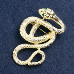 Брошка Змія з зеленими стразами, золотистий метал 58х39мм купити біжутерію дешево в інтернеті