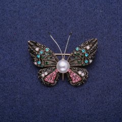 Брошка Метелик з перлиною в різнокольорових стразах, золотистий метал 30х41мм купити біжутерію дешево в