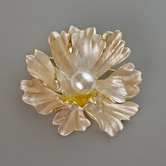 Брошка кулон Квітка біла матова емаль та біла намистина, золотистий метал 46х43мм купити біжутерію дешево в