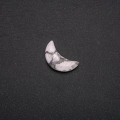 Сувенирный камень Кахолонг в форме Луны 16х30х8(+-)мм