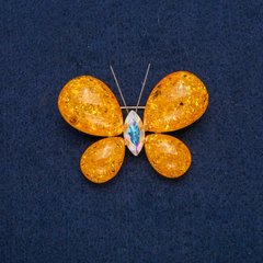 Брошка Метелик золотистий метал з бензин стразою і ім. світлий бурштин 50х35мм + - купити біжутерію дешево в